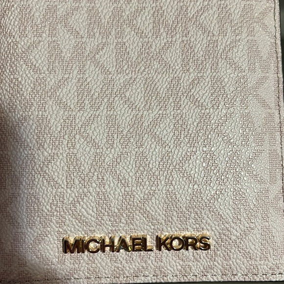 Michael Kors pink wallet - Picture 4 of 4